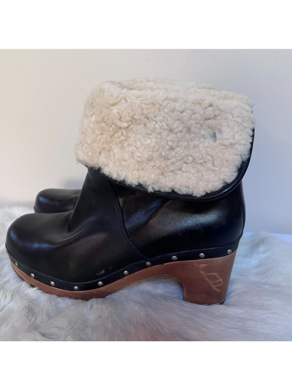 UGG Australia Lynnea Black Leather Sheepskin-Lined Clog Boots With Wooden Heel W